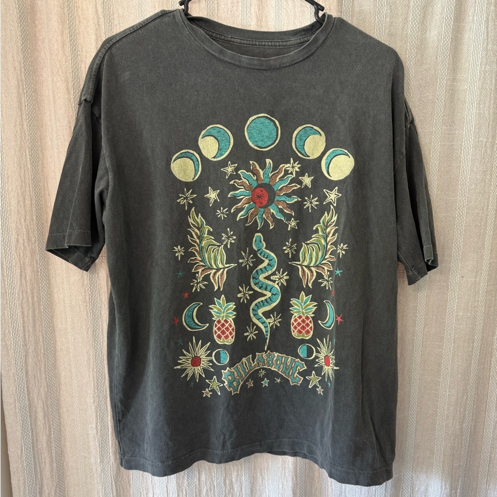 Black Billabong graphic tee with multi-coloured design 
Oversized xs